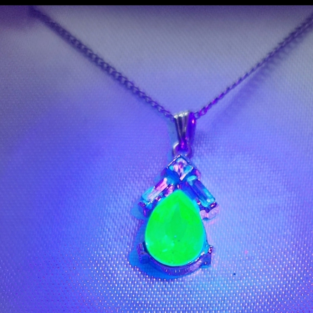 Vintage Trifari uranium pendant with box (read description)